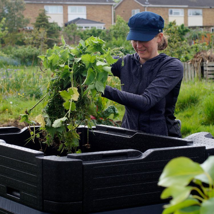 Large compost bin with 700L capacity